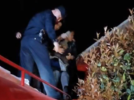 九旬老人被困房頂 亳州民警深夜營救