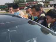 一岁男童被父母独自留在车中 睡醒后误按锁车键被困