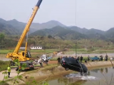 轿车落入水库 司机成功逃出