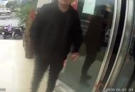 淮南一男子從門縫擠進店里盜竊 有進無出被困店內