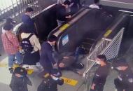 合肥地鐵一號(hào)線醉酒乘客倒乘電梯摔倒 軌道輔警及時(shí)救助