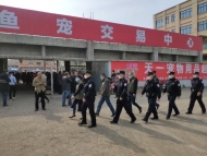 濉溪：疫情防控不放松 民警义警一道巡逻大市场  