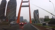 合肥一轎車行駛中突然撞過(guò)道路中間隔離護(hù)欄  造成四車碰擦 