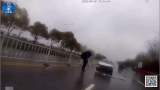 芜湖一驾驶人疲劳驾驶撞断数节隔离护栏，栏杆直插车内