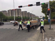 00后小伙開車送貨半路熄火 居然不知道車子要加油