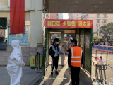 直击初三开学|教室里举行升旗仪式 测两次体温才能进教室