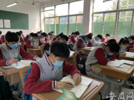 安徽高三學生開學第一課 教室門外備有免洗手消毒液