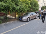 轿车停在小区消防通道上堵路  九旬老人看病受阻 
