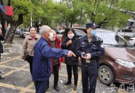 80多歲姐弟倆分別十年終重逢 為母掃墓圓心愿