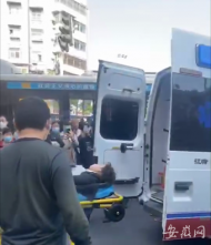 蚌埠一公交車等紅燈時(shí)爆胎 致車內(nèi)一女乘客腳部受傷