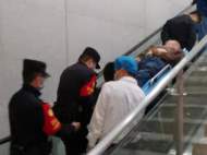 合肥南站一名旅客突發昏厥 鐵警緊急開辟救援通道