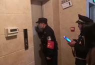 電梯故障兩名老人被困  民警物業(yè)聯(lián)手救援
