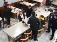 燒烤店里“相逢” 民警將在逃嫌疑人抓獲