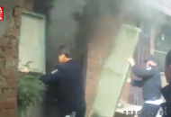 蕭縣：房屋著火八旬老人被困?輔警沖進火場將其救出