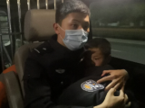 蚌埠三岁男童凌晨走失路边哭闹 民警帮他找到家人