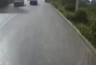 淮南一三輪車大橋上突然側翻 后方公交車險些撞上