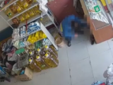 宿州一男子盗窃沿街门店 监控记录全过程
