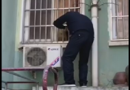 蕪湖八旬老人三天未出門 民警攀窗戶查探