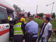 濉溪一面包車側(cè)翻溝內(nèi)2人被困 眾人合力救援