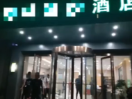 蕪湖警方搗毀一處涉黃窩點(diǎn) 當(dāng)場(chǎng)抓獲30余名涉嫌賣淫嫖娼人員