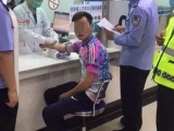 阜阳一男子遇查闯卡 被查竟是醉驾