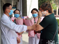 护士节，“芜湖好人”朱明哲带着鲜花慰问医护人员