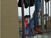 男子因情感糾紛欲跳樓輕生 民警及時救助化解險情