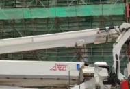 合肥一男子被困40米高塔吊 消防員緊急救援