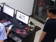 亳州：热心市民捡钱包被误认为骗子 直到民警“捎话”失主妻子才相信
