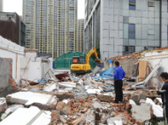 “廢棄工棚”竟變身“職工食堂” 合肥城管部門拆除“三無”就餐場所 