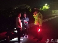情侶高速路上吵架 女子負氣下車出走