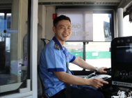 點贊！合肥這名公交司機臨時“脫崗” 攙扶老人過馬路