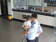 蕪湖六歲男童獨(dú)自外出迷路 民警出警途中救助