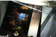 工人不慎跌落工地負一層 合肥消防臨時架設(shè)“救援樓梯”