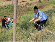 七旬老人騎車不慎翻入溝底 泗縣警方救助