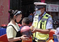 記者調(diào)查：頭盔真能救命  市民為啥不樂(lè)意戴？