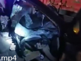 男子酒后驾车撞上大货车 民警紧急救助被困人员
