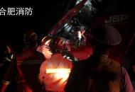 合銅路兩輛大貨車夜里追尾 后車駕駛室嚴重變形司機被困