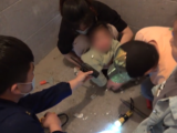 女娃小脚被卡下水管道 蚌埠消防员用对讲机哄娃施救
