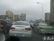 合肥阜陽路高架迎來返程車流高峰 入城道口擁堵