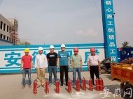听闻两车相撞后起火 亳州一工地9名工人拎着灭火器扑救