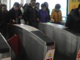 合肥地铁口失主斗小偷 众路人伸手相助