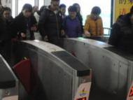 合肥地鐵口失主斗小偷 眾路人伸手相助
