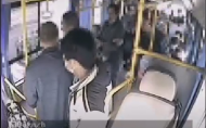 公交車上扒竊被發(fā)現(xiàn)   ，男子企圖下車、跳窗逃竄被拽回