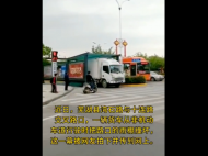 蕪湖：貨車非機動車道行駛撞壞了雨棚，被網友拍下后……