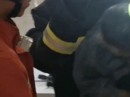 父母在家装修 小男孩从25楼坠入烟道！淮北消防破拆救出