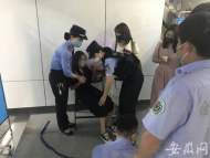 地鐵內女乘客突發不適：呼吸困難蜷縮在地
