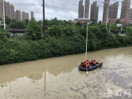 直擊合肥內澇：武警乘皮劃艇進入北城積水點 確認有無人員在車內