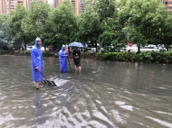 直擊合肥內澇：蒙城北路一段出現積水 多名工作人員現場排水
