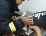 压面机“咬手” 安庆消防员破拆救援